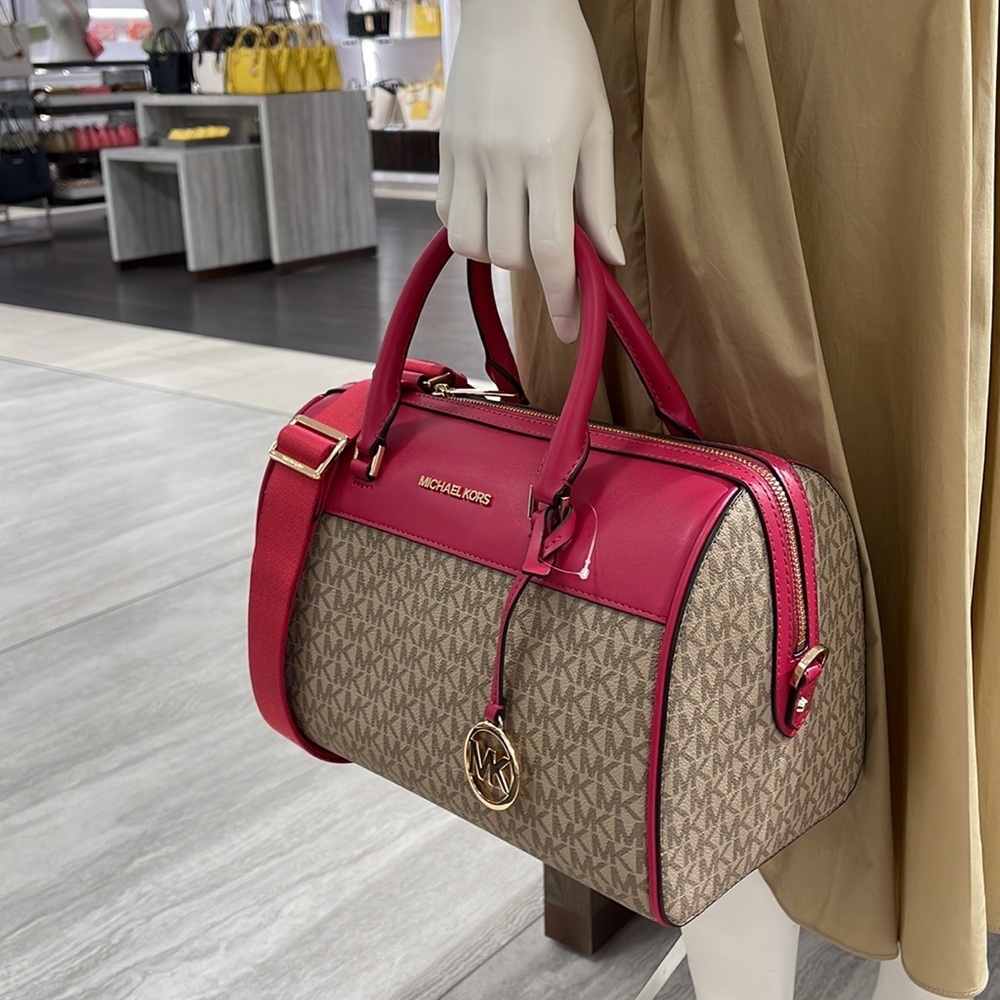 Michael Kors med Duffel Travel - Leather/Coated
Carmine Pink
MD DUFFLES
NWT - Picture 11 of 16